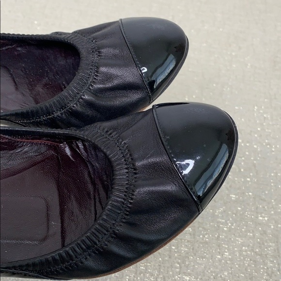 CHANEL BLACK LEATHER AND PATENT BALLET SLIPPERS - Picture 12 of 16